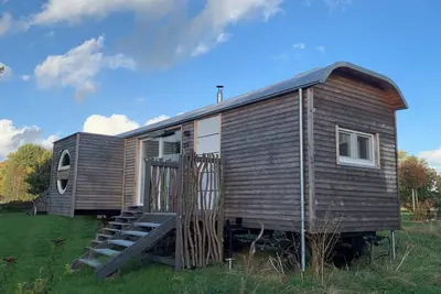 Image de Circus wagon on wheels, Tinyhouse, Tinyhaus, on a green field, near Hamburg