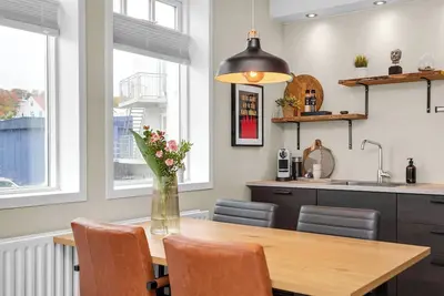 Image de Bel appartement de deux chambres au centre-ville avec balcon