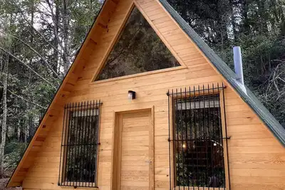 Image de Cabaña Río Bonito: en el Bosque con Río y Chimenea