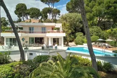 Image de Sun-Drenched Cap d'Antibes Villa with Panoramic Sea Views & Expansive Terrace 🌊