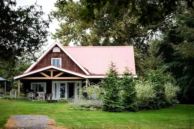 Image de Lakefront Chalet in Prince Edward County