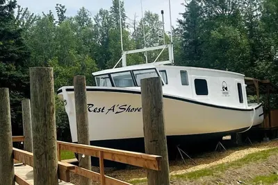 Image de Peaceful Boat Retreat with Luxury Interior with Hot Tub in Cocagne, New Brunswick