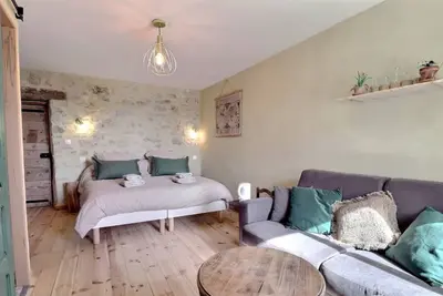 Image de Chambre d’hôtes « L’Aphyllanthe » avec grande cour partagée et Wi-Fi