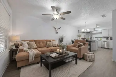 Image de Walk to At&T Stadium • Spacious 2br