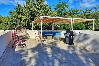 Tropical 2nd floor Condo with Rooftop