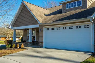 Image de Cozy 2 Bedroom Cottage with Garage - Seasonal Pool - Jacuzzi Tub - Pigeon Forge