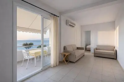 Image de Beachfront Absolute  Bliss in Perigiali, Korinthia