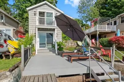 Image de Cozy Waterfront Luxury Cottage W/hot tub