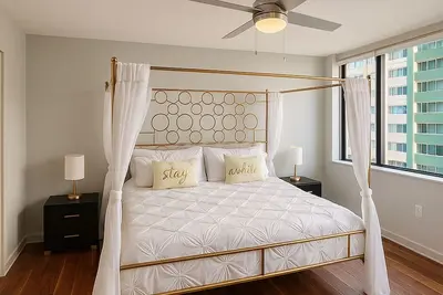 Image de Luxury Downtown Dallas Condo Skyline Views + Parking