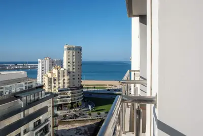Image de Stylish two-bedroom apartment with panoramic ocean views, located centrally for city convenience and just steps from the beach.