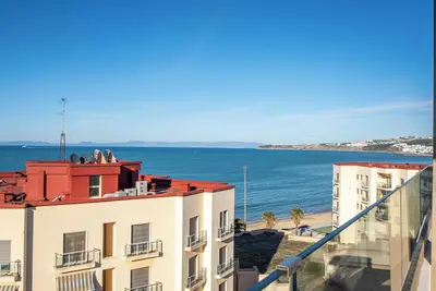Image de 3-bedroom penthouse, stunning beach front location, minutes to shopping, train, restaurants.