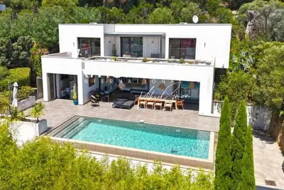 Image de Magnifique villa de luxe située au calme, à 1 km de la plage et du centre-ville