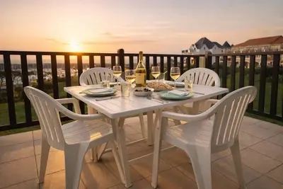 Image de Appartement lumineux avec balcon et vue port – 4 pers