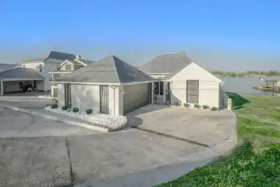 Image de False River Lakefront Home with 2 King Master Suites & Private Pier