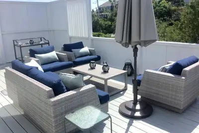 Image de \"Light & Airy Beach House\" Across the street from the houses on the ocean.