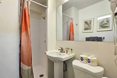Image de Waikiki Condo w/ Kitchen - Steps to Dining & Surf 206