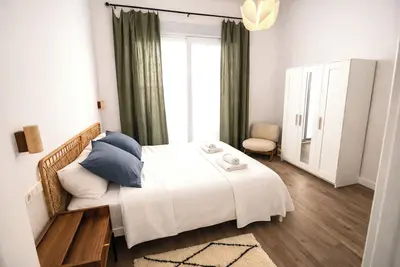 Image de Contemporary Chic with Expansive Sun Patio