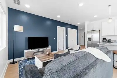 Image de University Circle | Sleeps 6, Free Park, W/D & Gym