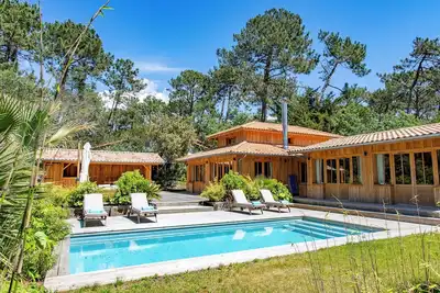 Image de Splendide villa en bois avec piscine