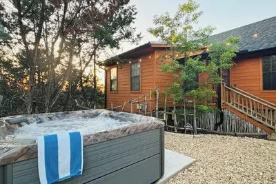 Image de Lakeview Livin' Cozy Cabin - Hot Tub, Game Room, Fire Pit in charming Whitney