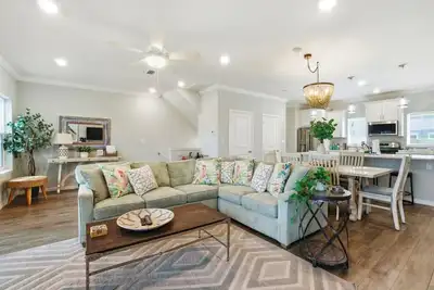 Image de Spacious 3-Level Townhome + Pool & Hot Tub