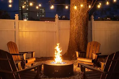 Image de 5 Minutes to Downtown! Spa+Campfire