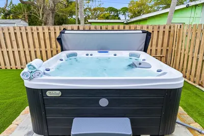 Image de Palm Shell Villa - Pool - Pickleball - Hot Tub