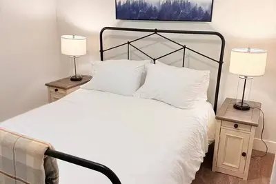 Image de Slabtown Duplex with Heated Bath Floors!