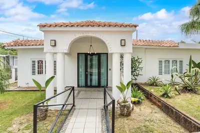 Image de Unique Retro house with pool