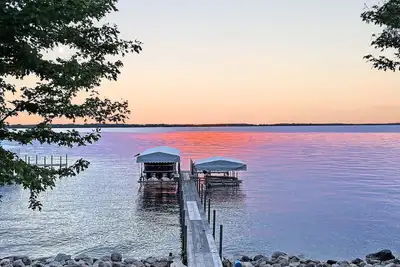 Image de Beautiful Spirit Lake Waterfront Home  Okoboji Large Family Getaway  Sleeps 15+