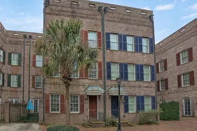 Image de Savannah Home, Sleeps 6, Prime Location