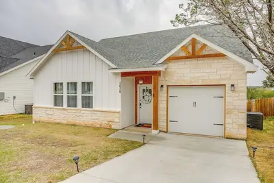 Image de 3br Granbury Retreat, King Suite, Gated Community with Amenities and Lake access