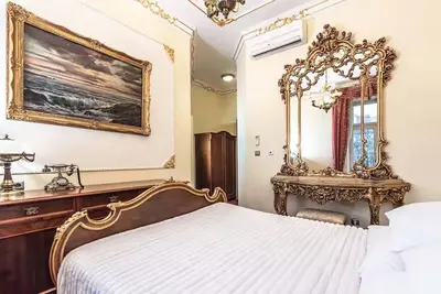 Image de Welcome to the luxurious Presidential Suite at the boutique Hotel General