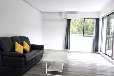 Image de Lower Lonsdale Top Floor One Bedroom Corner Apartment - Mins to Seabus/Shipyard