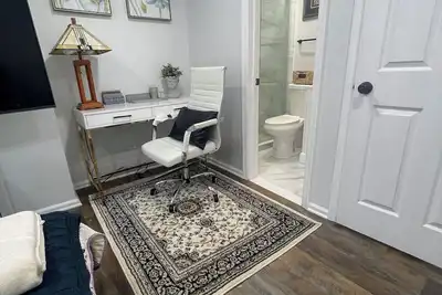 Image de Remodeled House with 4 Separate Bedrooms and En Suite Bathrooms in Annandale, Va