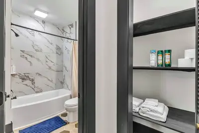 Image de The Big Blue House- 5 bedroom house - 1 block from Historic Medina Square