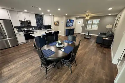 Image de Newly Remodeled Haus of Blues Arlington King Beds