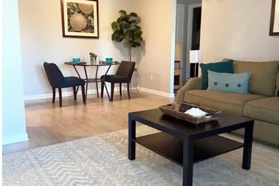 Image de Cozy king Bed, Walk to dining, Funny Bone, night clubs. On Pair club. Free coffee