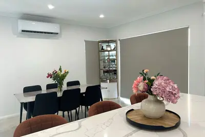 Image de 10’ to Airport & Cbd/ Brand New/ Luxw Retreat Home Near The Cafes & Local Shops