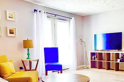 Image de •\tWalk to The Greene! Spacious 2br Retreat Near Imax & Comedy Club” Sleeps 7