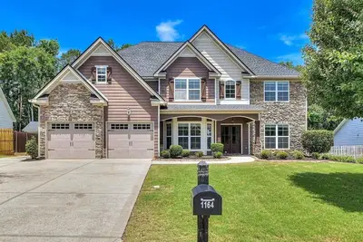 Image de Stunning 4-Bedroom Retreat with Resort-Style Backyard in\n charming Evans.