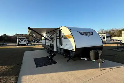 Image de fully set up camper ready to go, located at Homestead Rv Community park