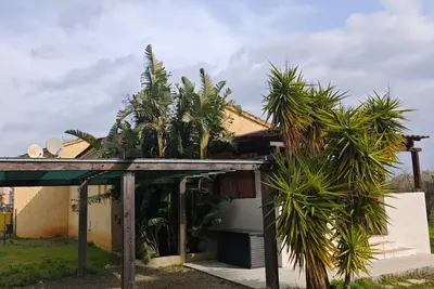 Image de maison de campagne entre mer et montagne