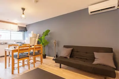 Image de 外観は古い建物ですが内装はフルリノベーション済みです。Tv、無料Wi-Fi、ドライヤー、浴室乾燥機、洗濯機完備。トイレにはウォシュレットも完備しております。