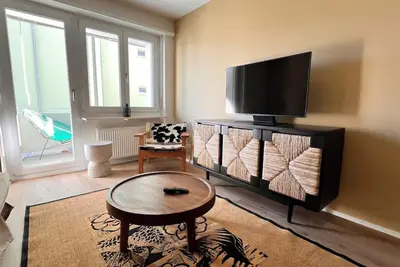 Image de Elegant City Apartment with Balcony! (101-16)