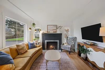 Image de Charming Camas home with 3 bedrooms and a shared bath, just minutes from downtown. Relax by the fireplace, enjoy a bright living space, and cook in the updated kitchen. A comfortable spot for families or small groups visiting Camas, Wa.