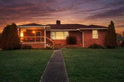 Image de Lazy Hiker by Chatuge Home Concierge | Walk to Downtown Hayesville | Fire Pit | Pet Friendly