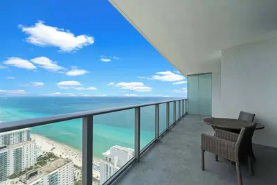 Image de Ocean Views | Prime Location | Beach Condo