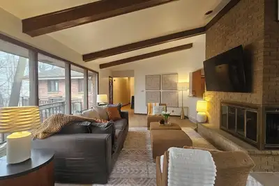 Image de Serene 4-bedroom house with brook and forest in charming Racine