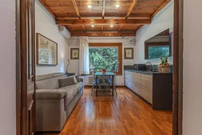 Image de Stunning ground floor apartment in a modern villa, perfect for up to 5 people. Immersed in a charming garden with pine forest and swimming pool, the accommodation is located in a quiet residential area equipped with all services, a short distance from the